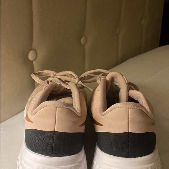 Nike Revolution Rose Gold Size 9 - Picture 2 of 3